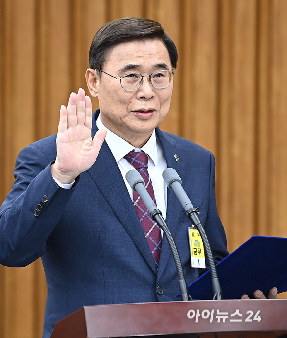이종석 국가정보원장 후보자가 19일 오전 서울 여의도 국회에서 열린 인사청문회에서 선서를 하고 있다. [사진=곽영래 기자]