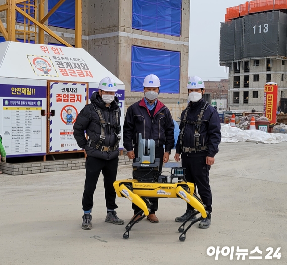 중흥건설 관계자들이 안전점검 로봇개(스팟) 시연을 보이고 있다. [사진=중흥건설]