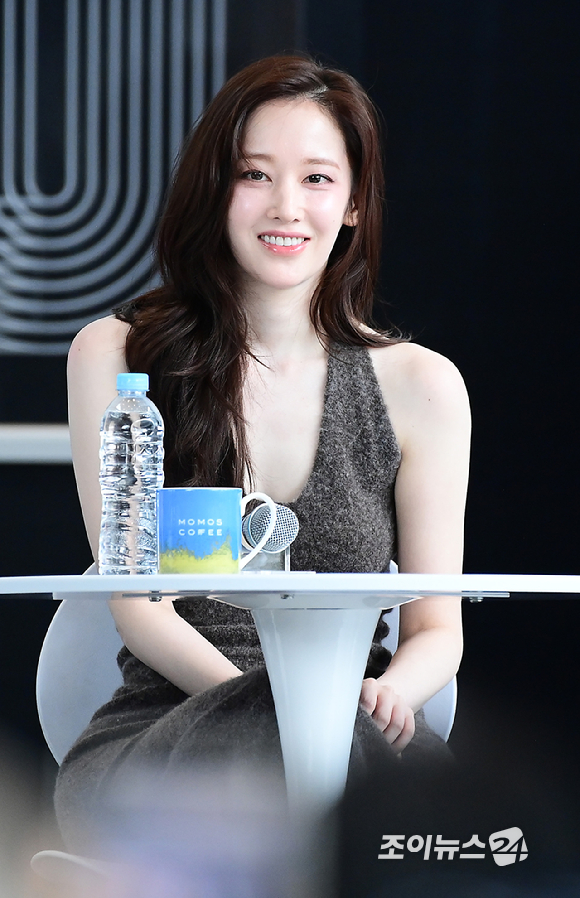 배우 한소희와 전종서가 18일 부산광역시 해운대구 우동 영화의 전당에서 열린 제30회 부산국제영화제(BIFF) 오픈 토크 '프로젝트 Y' 행사에 참석하고 있다. [사진=정소희 기자]