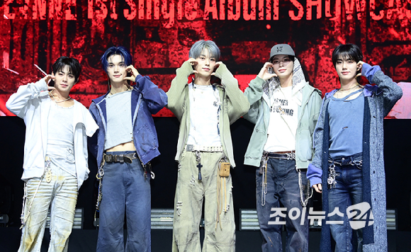 그룹 이븐이 20일 서울 영등포구 명화아트홀에서 열린 이븐(EVNNE) 첫 싱글 '뱉어 (Backtalk)' 컴백 쇼케이스에 참석하고 있다. [사진=정소희 기자]