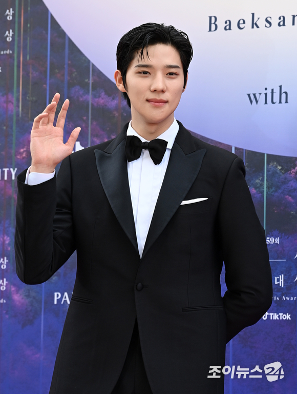 배우 문상민이 28일 오후 인천 파라다이스시티에서 열린 제59회 백상예술대상 레드카펫에서 포즈를 취하고 있다. [사진=김성진 기자]