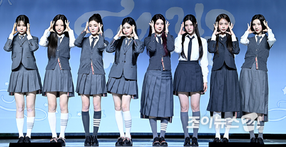 걸그룹 하츠투하츠가 20일 오후 서울 용산구 블루스퀘어에서 열린 첫 미니앨범 'FOCUS'(포커스) 발매 기념 미디어 쇼케이스에서 포토타임을 갖고 있다. [사진=곽영래 기자]