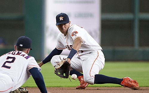 MLB 현역 최고 유격수로 꼽히고 있는 카를로스 코레아는 2015년 휴스턴 유니폼을 입고 MLB에 데뷔했다. 2021년까지 휴스턴에서 뛴 그는 FA 자격을 얻어 미네소타와 계약해 올 시즌 뛰었지만 옵트아웃으로 다시 FA가 돼 계약기간 13년 총액 4천532억원을 받는 조건으로 샌프란시스코와 계약했다. [사진=뉴시스]