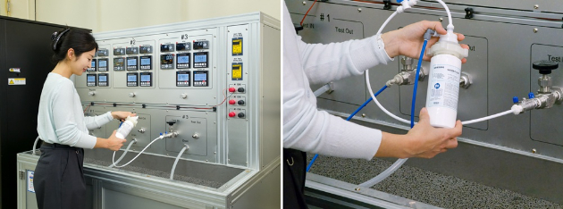 관계자가 수명이 다한 필터로 테스트를 진행, 교체 직전까지 유지되는 정수 성능을 검증하고 있다. [사진=삼성전자]