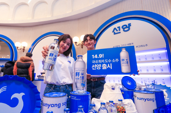 맥키스컴퍼니는 국내 최저 도수로 출시된 소주 ‘선양(鮮洋)’ 판매 지역을 대전과 세종, 충남 지역에 이어 전국으로 확대하는 방안을 검토 중이다. [사진=맥키스컴퍼니]