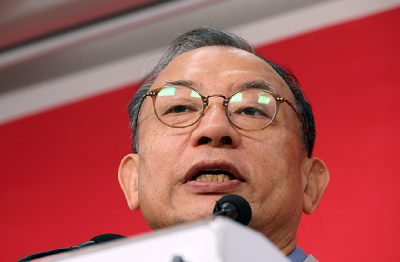 국민의힘 이정현 공천관리위원장이 31일 서울 영등포구 여의도 중앙당사에서 사퇴 의사를 밝히고 있다. 2026.3.31 [사진=연합뉴스]