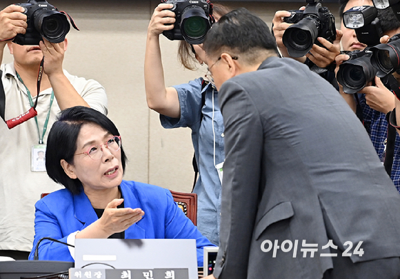 14일 오전 서울 여의도 국회 과학기술정보방송통신위원회에서 열린 배경훈 과학기술정보통신부 장관 후보자 인사청문회에서 최민희 위원장이 경위들에게 국회법에 따라 국민의힘 피켓을 뗄 것을 지시하고 있다. [사진=곽영래 기자]