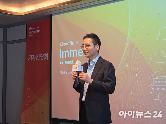 조원균 신임 클라우드플레어 한국 지사장이 9일 서울 강남 조선팰리스에서 열린 기자간담회에서 클라우드플레어 사업 뱡향을 소개하고 있다. [사진=박정민 기자]