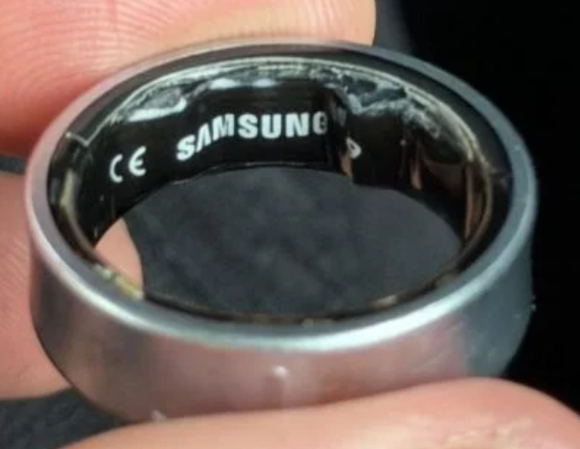 삼성전자의 스마트 반지형 웨어러블 '갤럭시 링'에서 배터리가 팽창했다는 주장이 해외 유튜버를 통해 제기돼 논란이 일고 있다. 사진은 해당 제품 배터리가 팽창한 모습. [사진= X @Daniel]