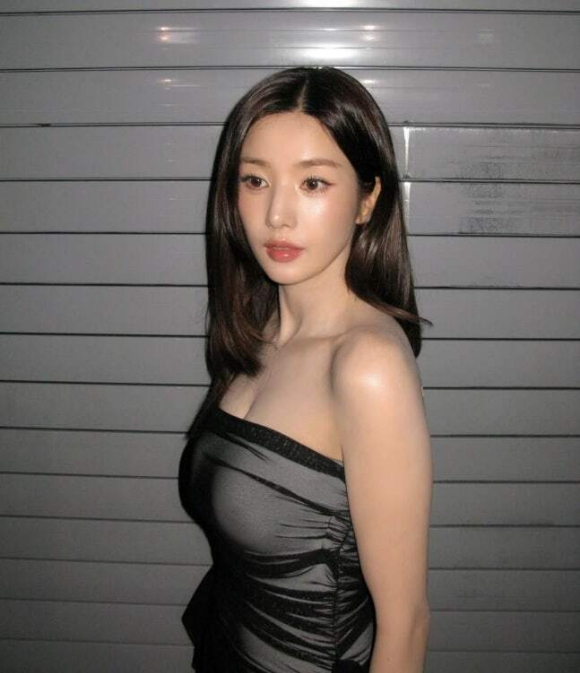 권은비, 드레스핏도 남달라...오프숄더 드레스 입고 콜라병 몸매 자랑