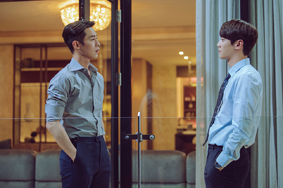 배우 이준영과 이재욱이 디즈니+ 시리즈 '로얄로더'에서 연기 호흡을 맞추고 있다. [사진=월트디즈니 컴퍼니 코리아]