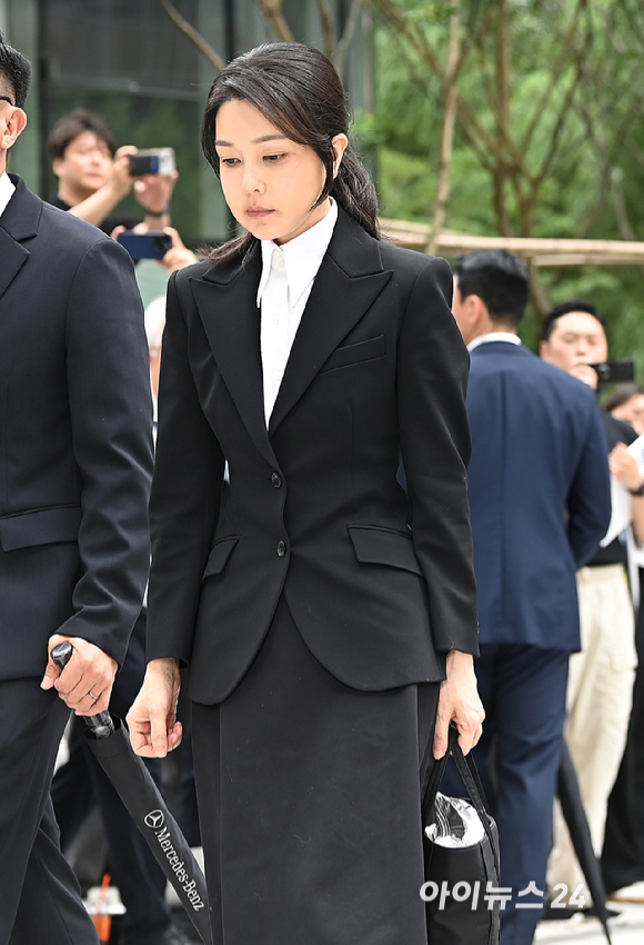 윤석열 전 대통령의 부인 김건희 여사가 6일 서울 종로구에 마련된 김건희 특검팀(특별검사 민중기) 사무실에 조사를 받기 위해 피의자 신분으로 출석하고 있다. [사진=곽영래 기자]