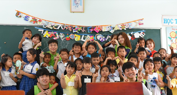 LS 대학생 해외봉사단 24기 단원들이 베트남 동나이성에서 초등학생들에게 교육봉사를 하고 있다. [사진=LS]