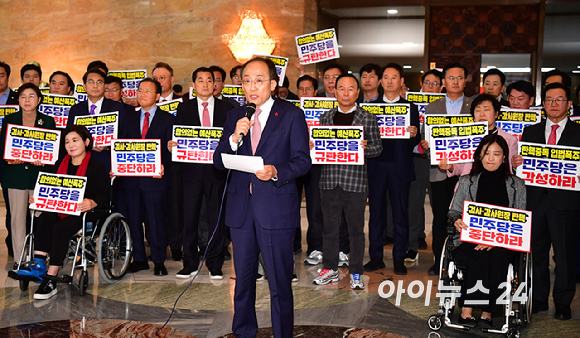 추경호 국민의힘 원내대표가 2일 오후 서울 여의도 국회 로텐더홀에서 더불어민주당의 감사원장 탄핵 관련 규탄 발언을 하고 있다. [사진=곽영래 기자]