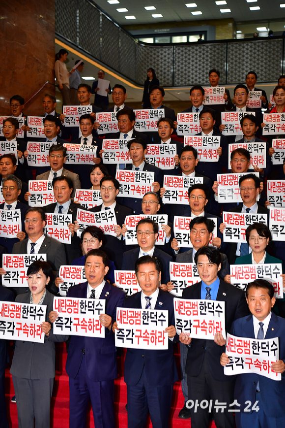 더불어민주당 정청래 대표, 김병기 원내대표 등 의원들이 14일 국회에서 한덕수 등 국무위원 내란공모 규탄 구호를 외치고 있다. [사진=곽영래 기자]