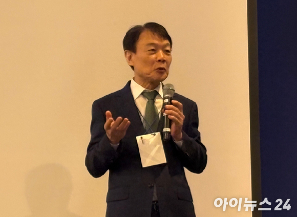 18일 서울 강남구 그랜드 인터컨티넨탈 서울 파르나스에서 '인공지능(AI) 시대, 사라지는 것과 남는 것'을 주제로 열린 '엔터프라이즈 비즈니스 소프트웨어 컨버전스(EBSC) 2026' 콘퍼런스에서 권영범 영림원소프트랩 대표가 발표하고 있다. [사진=정유림 기자]