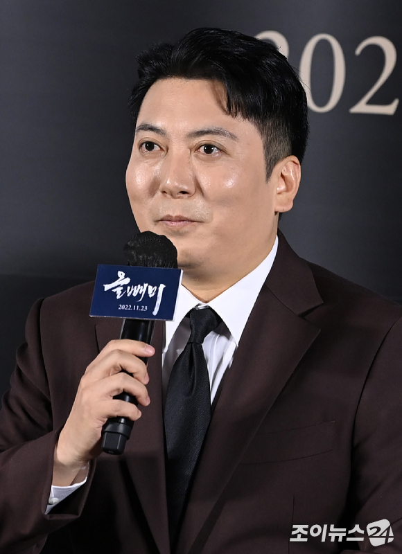 배우 유해진과 류준열이 18일 서울 용산구 CGV 용산아이파크몰에서 열린 영화 '올빼미' 제작보고회에서 포즈를 취하고 있다. [사진=김성진 기자]