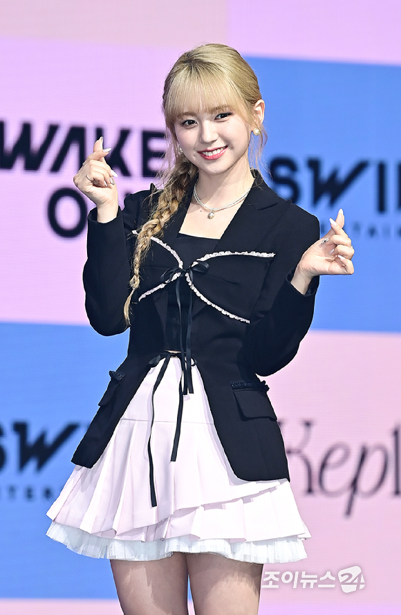 걸그룹 케플러(Kep1er) 마시로가 25일 오후 서울 광진구 예스24 라이브홀에서 열린 다섯 번째 미니앨범 'Magic Hour' 쇼케이스에서 포토타임을 갖고 있다. [사진=곽영래 기자]