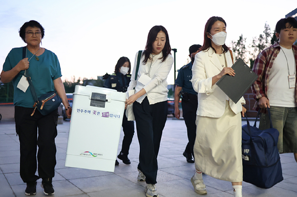 제21대 대통령선거일인 3일 서울 서대문구 명지전문대 체육관에 마련된 개표소에 투표함이 도착하고 있다. 2025.6.3 [사진=연합뉴스]