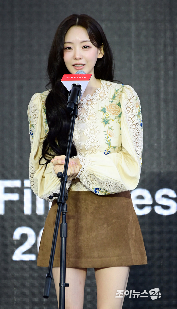 배우 조이현이 8일 부산 해운대구 영화의전당에서 열린 제31회 부산국제영화제 '최종면접' 야외 무대인사를 갖고 있다. [사진=정소희 기자]