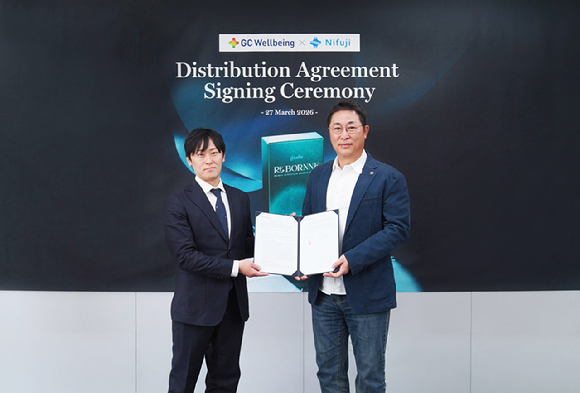 케이타 고도(Keita Goto) 니후지 대표(좌), 김상현 GC녹십자웰빙 대표. [사진=GC녹십자웰빙 제공]