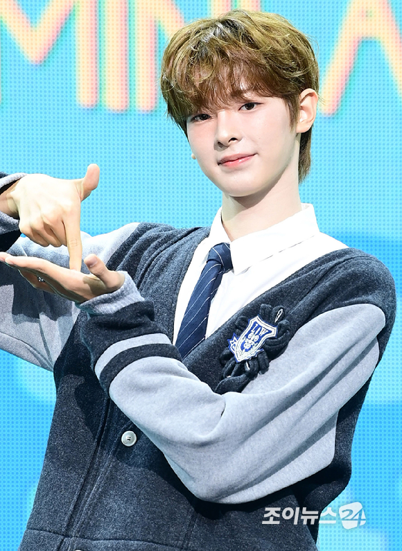 그룹 플레어 유 강우진이 13일 오후 서울 용산구 블루스퀘어에서 열린 플레어 유(FLARE U) 데뷔 미니 앨범 '유스 에러'(YOUTH ERROR) 발매 기념 쇼케이스에 참석해 포토타임을 갖고있다. [사진=정소희 기자]