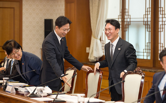 김민석 국무총리(서 있는 이 오른쪽)가 24일 정부서울청사 본관 대회의실에서 '제1회 과학기술관계장관회의' 를 주재하기 위해 배경훈 부총리 겸 과학기술정보통신부 장관(서 있는 이 왼쪽)과 웃으며 자리에 앉고 있다. [사진=과기정통부]
