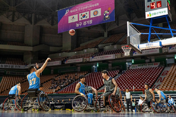 코웨이 블루휠스 선수들이 지난 31일 사직실내체육관에서 열린 제 45회 전국장애인체육대회 휠체어농구 남자부 결승전 경기를 펼치고 있다. [사진=코웨이]