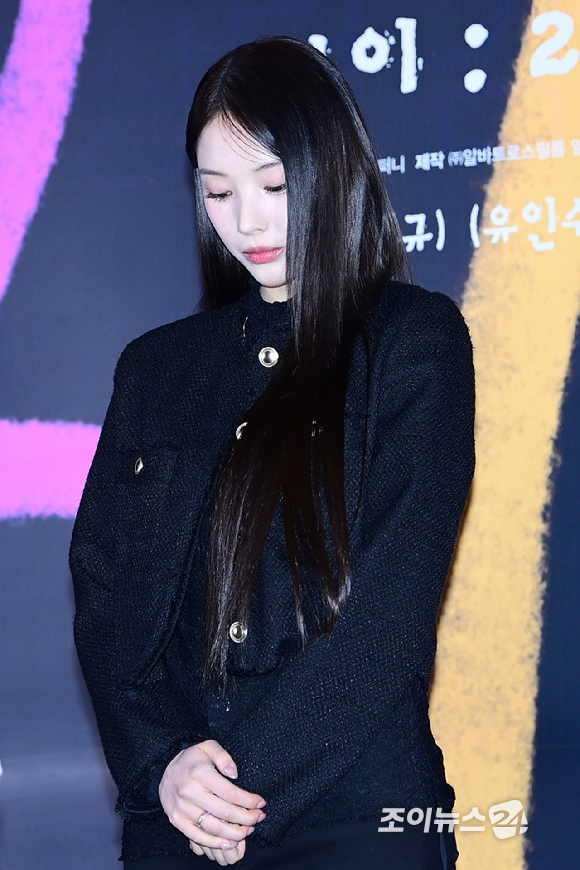 엔믹스 전 멤버 지니와 배우 조병규가 6일 오후 서울 CGV 용산아이파크몰에서 열린 영화 '보이'(감독 이상덕) 언론시사회에서 5일 별세한 故 안성기를 추모하고 있다. [사진=정소희 기자]