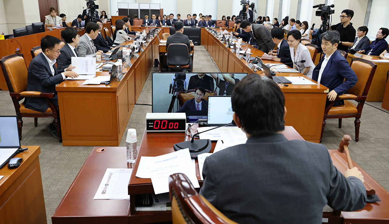 윤상현 국조특위 위원장이 10일 국회에서 열린 '제9회 전국동시지방선거 투표용지 부족 사태 등 국민 참정권 침해 진상규명 및 선거관리 개혁을 위한 국정조사 특별위원회' 제3차 청문회에서 재검표 현장검증 협의를 위해 정회를 선포하고 있다. 2026.8.10 [사진=연합뉴스]