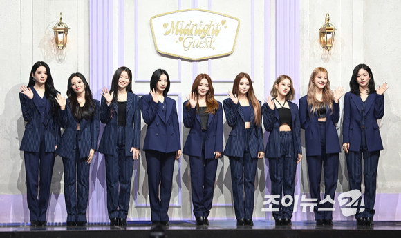 그룹 프로미스나인이 17일 오후 서울 용산구 한남동 블루스퀘어에서 열린 프로미스나인(fromis_9) 미니 4집 앨범 'Midnight Guest'(미드나잇 게스트)' 쇼케이스에 참석해 포즈를 취하고 있다. [사진=정소희 기자]