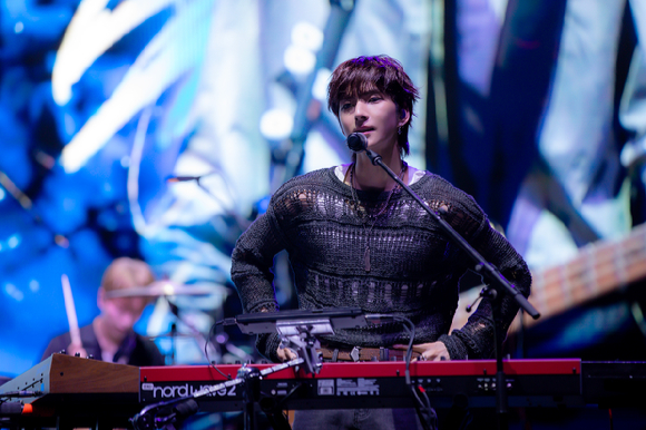 엑스디너리히어로즈가 북미 첫 쇼케이스 투어에서 무대를 선보이고 있다. [사진=JYP엔터테인먼트]