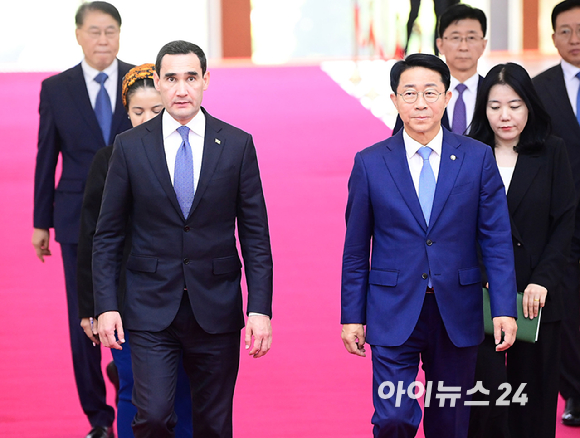 조정식 국회의장이 15일 국회를 찾은 베르디무하메도프 투르크메니스탄 대통령을 만나 접견실로 안내하고 있다. [사진=정소희 기자]