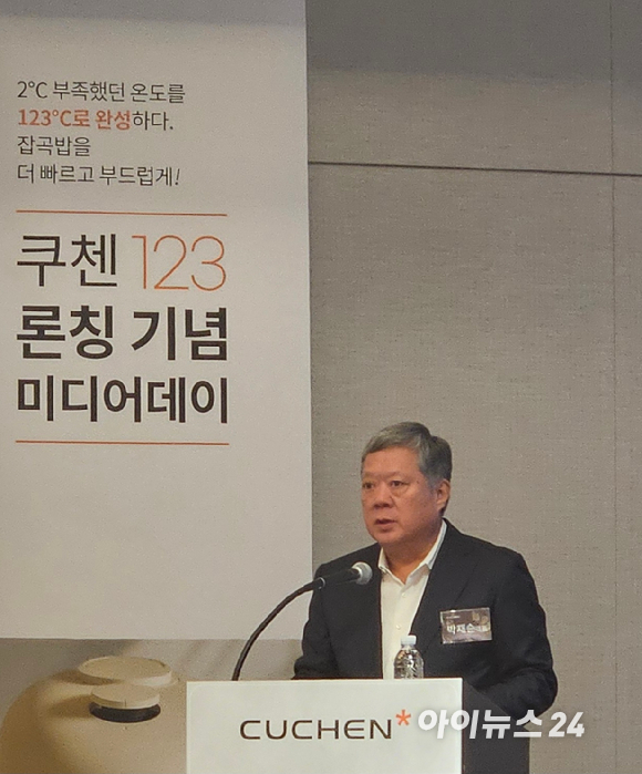 쿠첸 모델 김연아 선수가 21일 서울 강남구 그랜드컨티넨탈호텔에서 열린 쿠첸의 '123 밥솥' 신제품 설명회에 참석한 모습. [사진=연합뉴스]