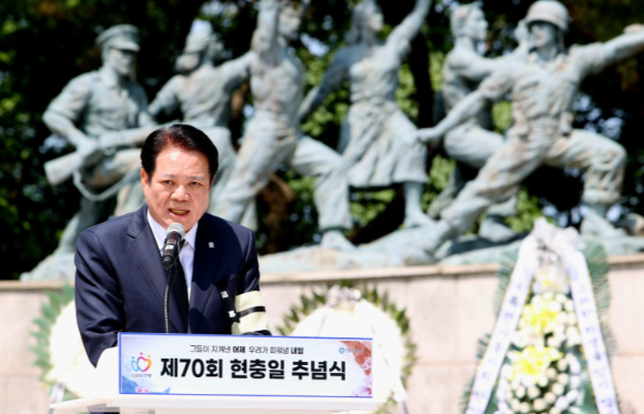 최대호 안양시장이 6일 안양동 현충탑에서 열린 제70회 현충일 추념식에서 추념사를 하고 있다. [사진=안양시]