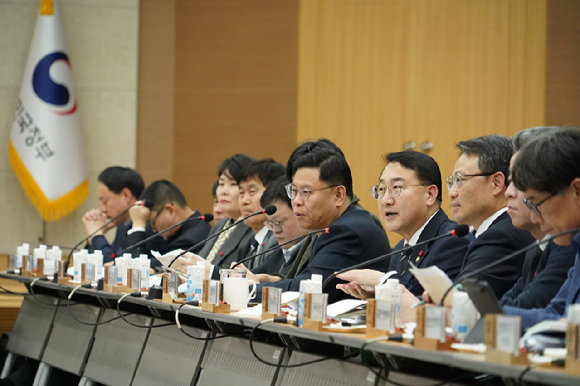 김인호산림청장(오른쪽에서 네번째)이 2026년 전국 산림관계관 회의를 실시간 영상 생중계로 주재하고 있다. [사진=산림청]