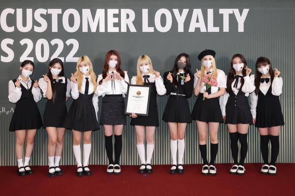 그룹 케플러가 3일 온라인으로 진행된 '2022 브랜드 고객충성도 대상' 시상식에 참석해 포즈를 취하고 있다. [사진=2022 브랜드 고객충성도 대상]