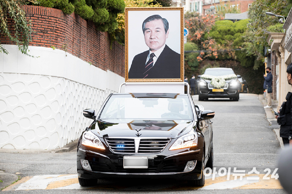 30일 서울 서대문구에 위치한 故 노태우 전 대통령 사저에 노 전 대통령의 영정이 노제를 위해 들어서고 있다. [사진=사진공동취재단]