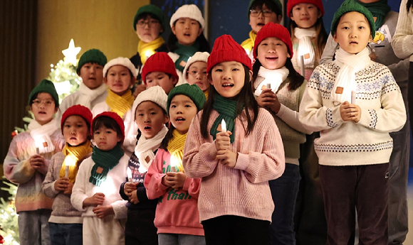 성탄절을 앞두고 서울 노원구 서울광염교회에서 어린이 성가대원들이 아기 예수의 탄생을 축하하며 노래하고 있다. [사진=연합뉴스]