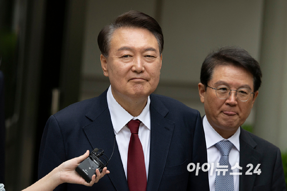 윤석열 전 대통령이 19일 정오 서울 서초구 중앙지방법원에서 열린 내란 우두머리 혐의, 직권남용 권리행사방해 혐의 사건 4차 공판의 오전 재판 종료 후 점심 식사를 위해 나서며 취재진의 질문을 받고 "윤 변호사(윤갑근)가 말씀 하시죠"라고 답변 하고 있다. [사진=사진공동취재단]