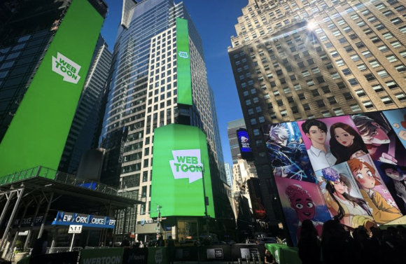 미국 뉴욕 나스닥시장에 네이버 산하 웹툰 엔터테인먼트 상장을 기념하는 그래픽들이 전광판을 메우고 있다. [사진=로이터/연합뉴스]