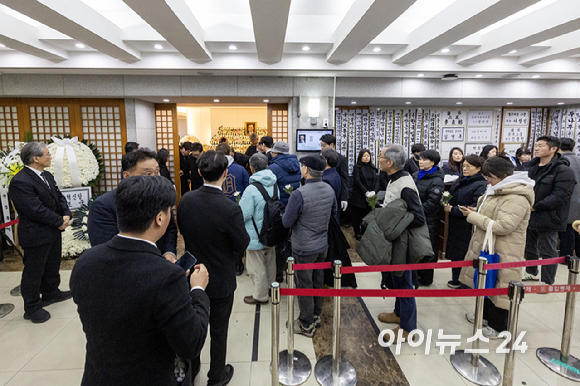 28일 오후 서울 종로구 서울대학교병원 장례식장에 마련된 故 이해찬 전 국무총리의 빈소가 조문객들로 북적이고 있다. [사진=사진공동취재단]