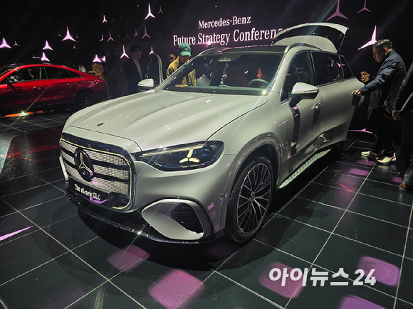 올라 칼레니우스(Ola Källenius) 메르세데스-벤츠 그룹 AG 이사회 의장 겸 최고경영자(CEO)이 14일 인천 파라다이스시티에서 열린 '메르세데스-벤츠 미래 전략 컨퍼런스'에서 발표하고 있다. [사진=김종성 기자]