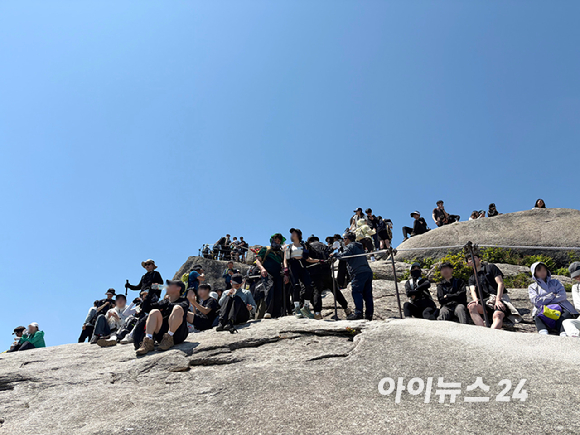 화창한 봄날 날씨를 보인 9일 북한산 정상 백운대를 찾은 등산객들이 인증샷을 찍기 위해 긴 행렬을 보이고 있다. [사진=정소희 기자]