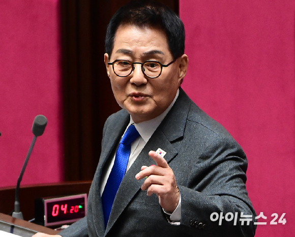 박지원 더불어민주당 의원이 지난 2월 국회에서 열린 제422회 국회(임시회) 제5차 본회의 경제 분야 대정부 질문에서 질의 중 항의하는 국민의힘 의원들을 향해 호통을 치고 있다. [사진=정소희 기자]