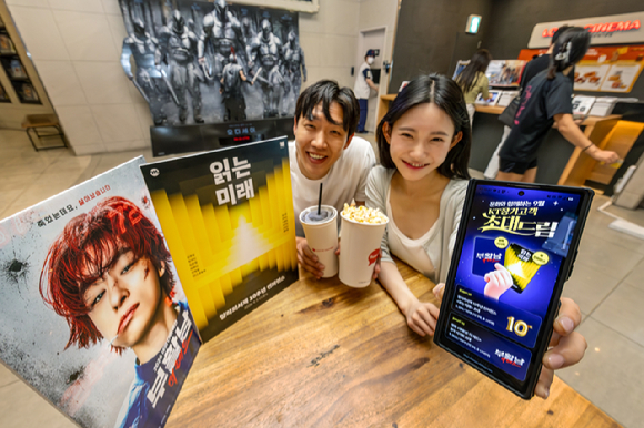 KT 모델들이 9월 초대드림 혜택을 소개하는 모습. [사진=KT]