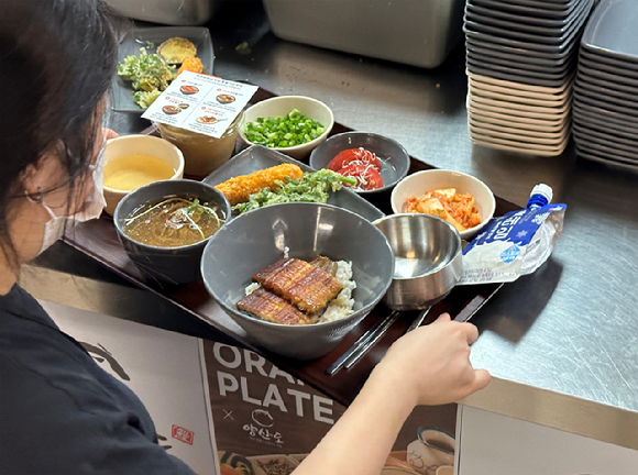 현대그린푸드가 구내식당에서 정관장 홍삼 삼계탕을 제공하고 있다. [사진=현대그린푸드]