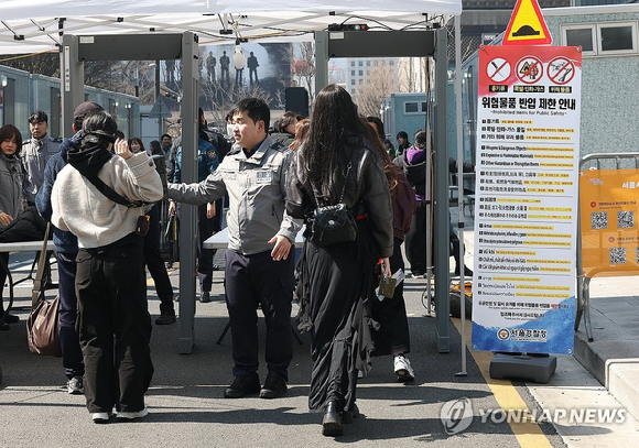 그룹 방탄소년단(BTS)이 정규 5집 '아리랑'(ARIRANG) 발매를 기념해 무료 공연 'BTS 컴백 라이브: 아리랑'(BTS THE COMEBACK LIVE｜ARIRANG)을 여는 21일 서울 광화문 광장에서 '아미'(BTS 팬덤)들이 공연을 기다리고 있다. [사진=연합뉴스]