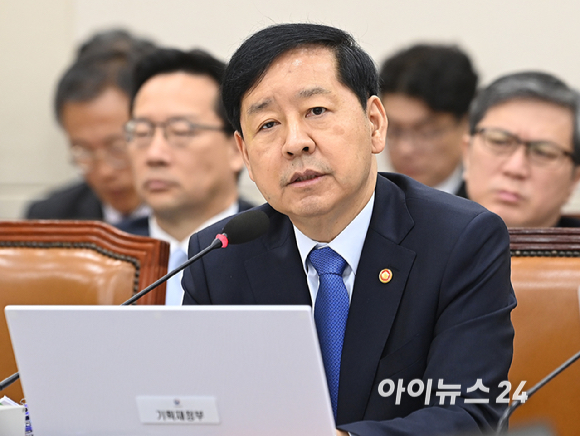 구윤철 부총리 겸 기획재정부 장관이 13일 국회에서 열린 기획재정위원회 국정감사에서 질의에 답하고 있다. [사진=곽영래 기자]
