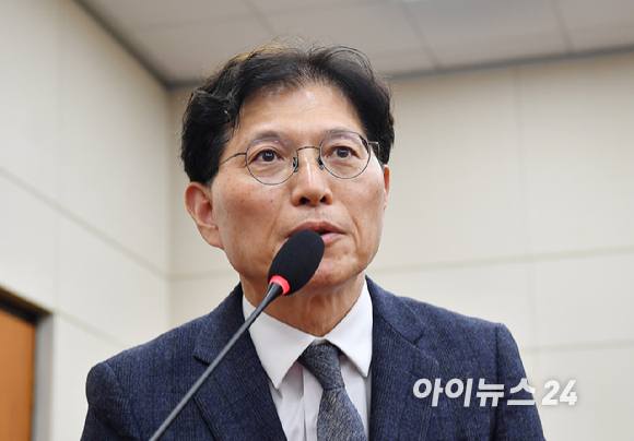 오진석 GS리테일 부사장이 12일 서울 여의도 국회에서 열린 정무위원회의 공정위 등에 대한 국정감사에서 질의에 답변하고 있다. [사진=곽영래 기자]